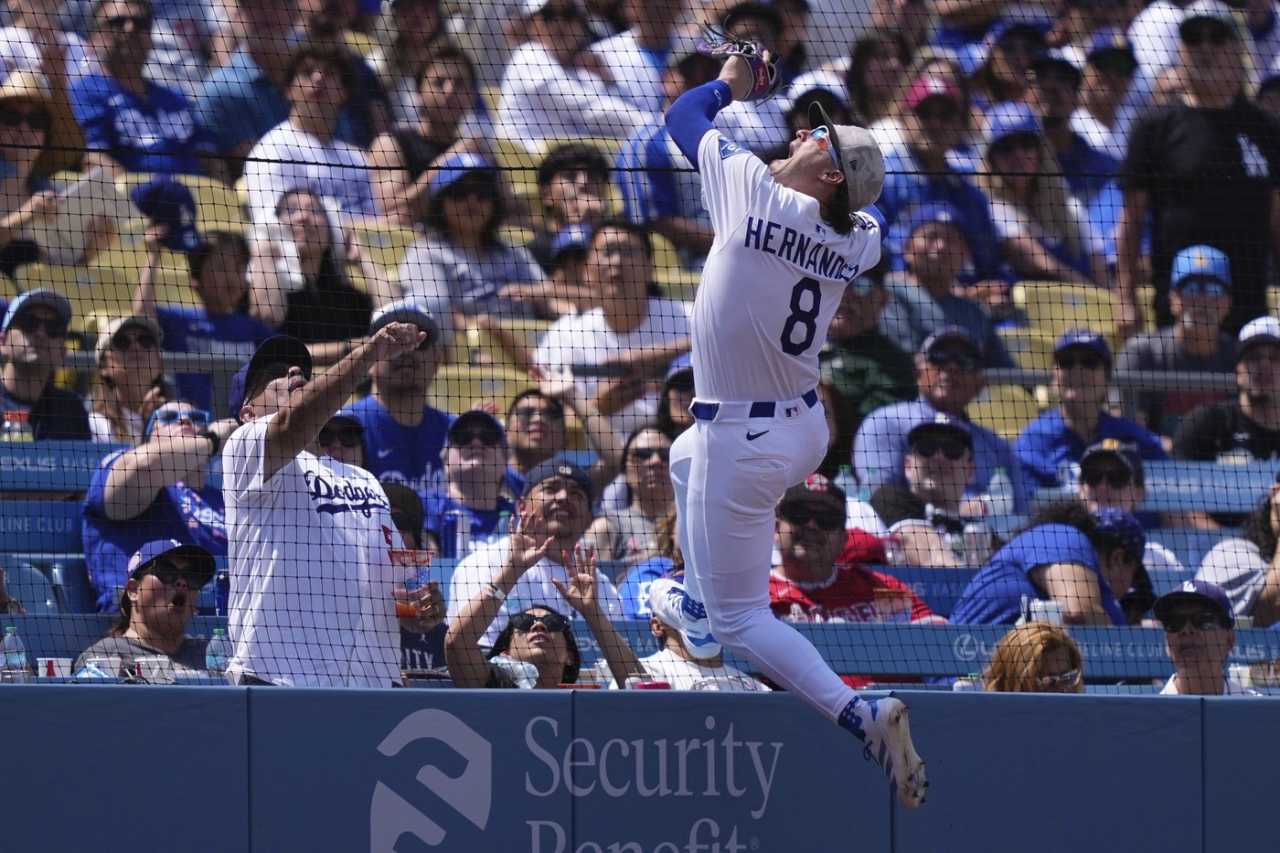 Travis d'Arnaud's tiebreaking homer in 8th leads Angels over Dodgers 6-4 for 3-game sweep | iNFOnews.ca Travis d'Arnaud's tiebreaking homer in 8th leads Angels over Dodgers 6-4 for 3-game sweep | iNFOnews.ca