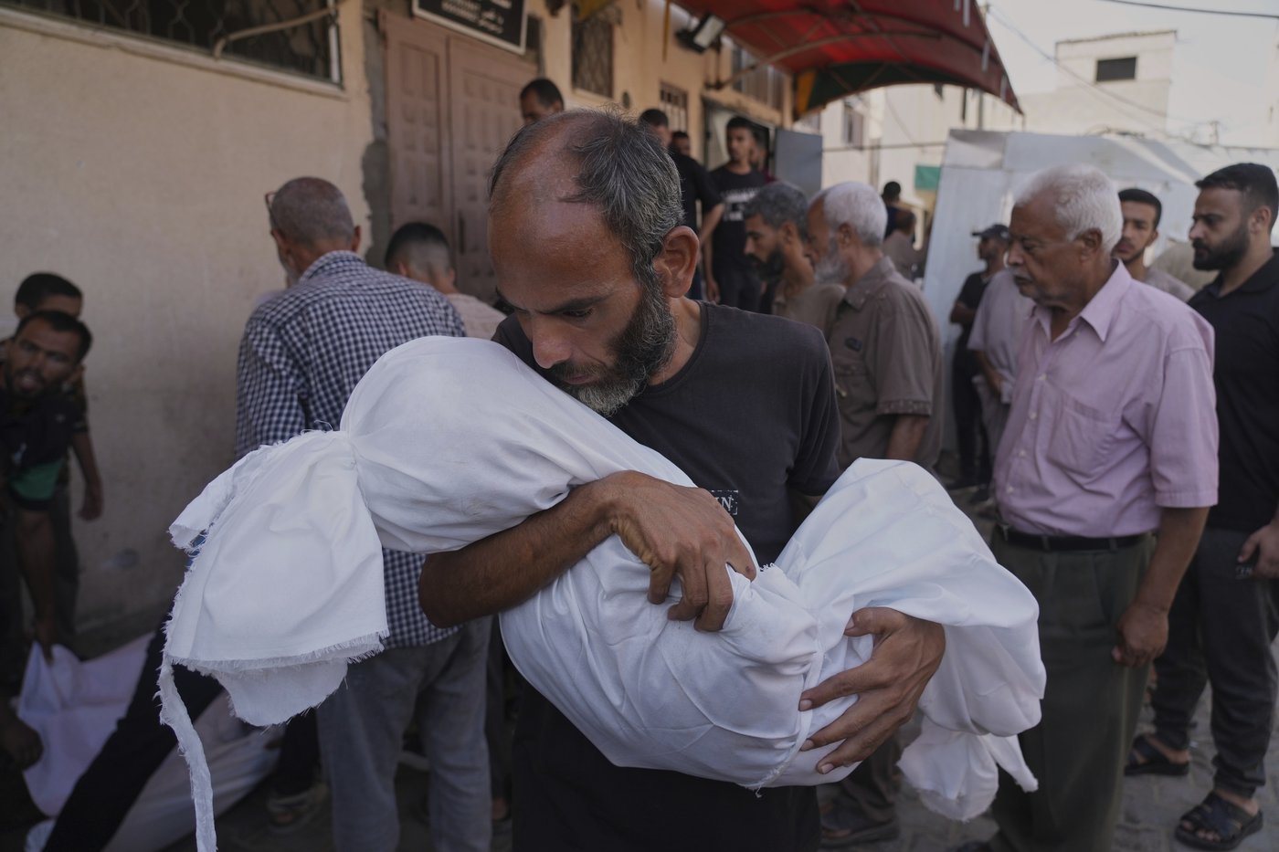 Qatar urges a Gaza ceasefire after a 'positive response' from Hamas | iNFOnews.ca