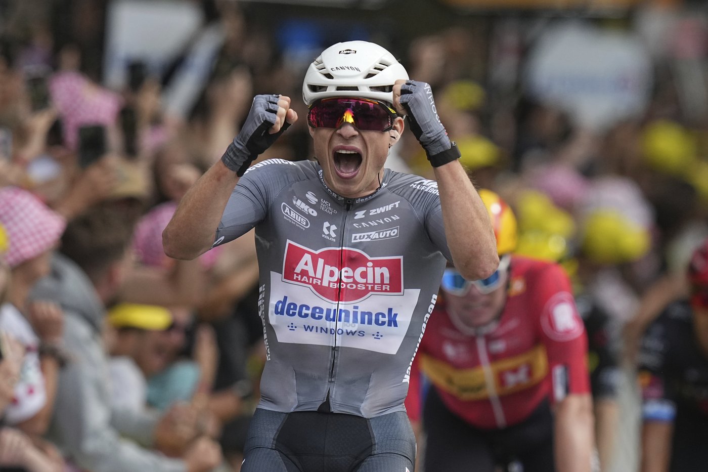 Tour de France: Philipsen wins first stage, Pogačar finishes safely | iNFOnews.ca
