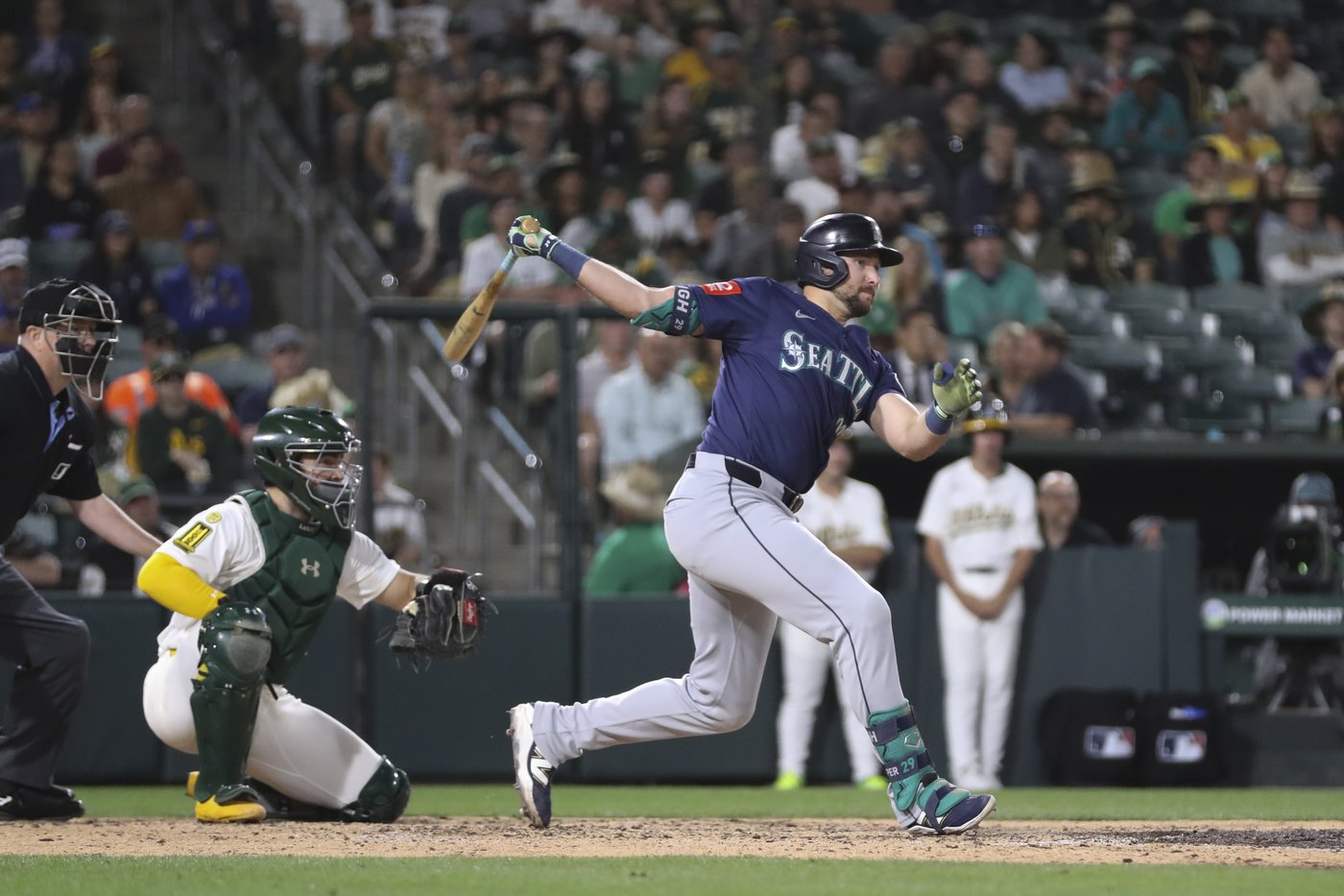 Raleigh's pinch-hit single in 9th inning sends Mariners past Athletics 5-3 | iNFOnews.ca