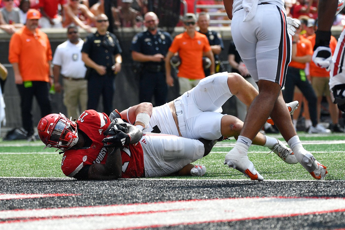 Louisville uses backup plan to beat Bowling Green 40-17 | iNFOnews.ca