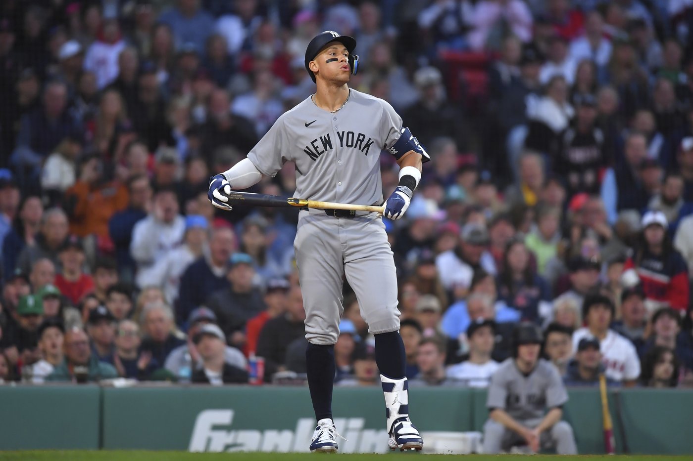 Red Sox manager Alex Cora and Yankees slugger Aaron Judge create happy moment for Cora's twin boys | iNFOnews.ca