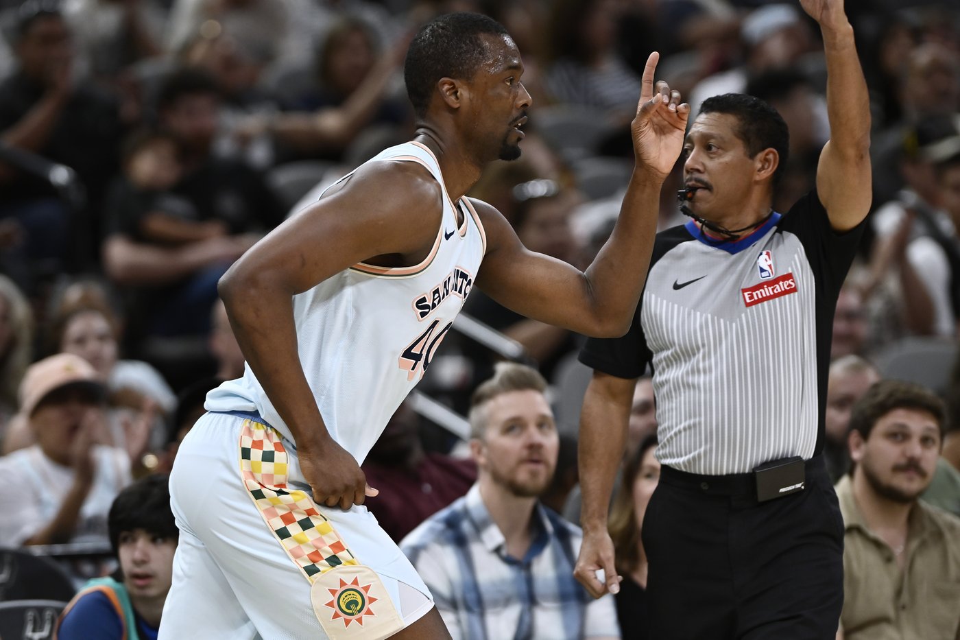 Spurs rally from a 22-point deficit to beat the Raptors 125-118 | iNFOnews.ca