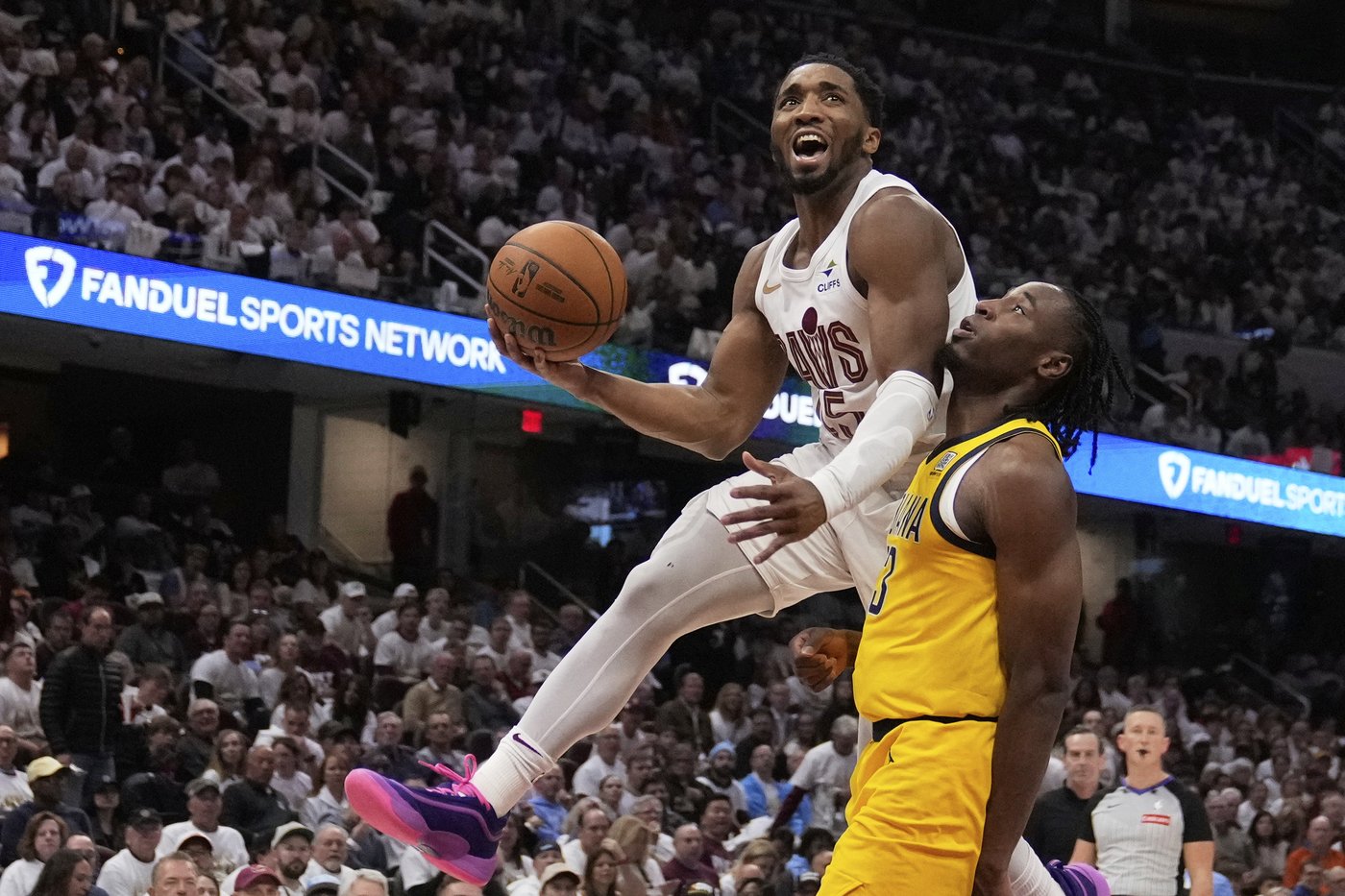 Mitchell and shorthanded Cavaliers don't have enough at the end and go down 2-0 in series to Pacers | iNFOnews.ca Mitchell and shorthanded Cavaliers don't have enough at the end and go down 2-0 in series to Pacers | iNFOnews.ca