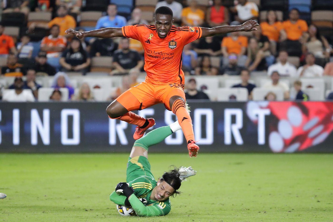 Brian White scores second-half goal, earns Whitecaps 1-1 draw with Dynamo | iNFOnews.ca