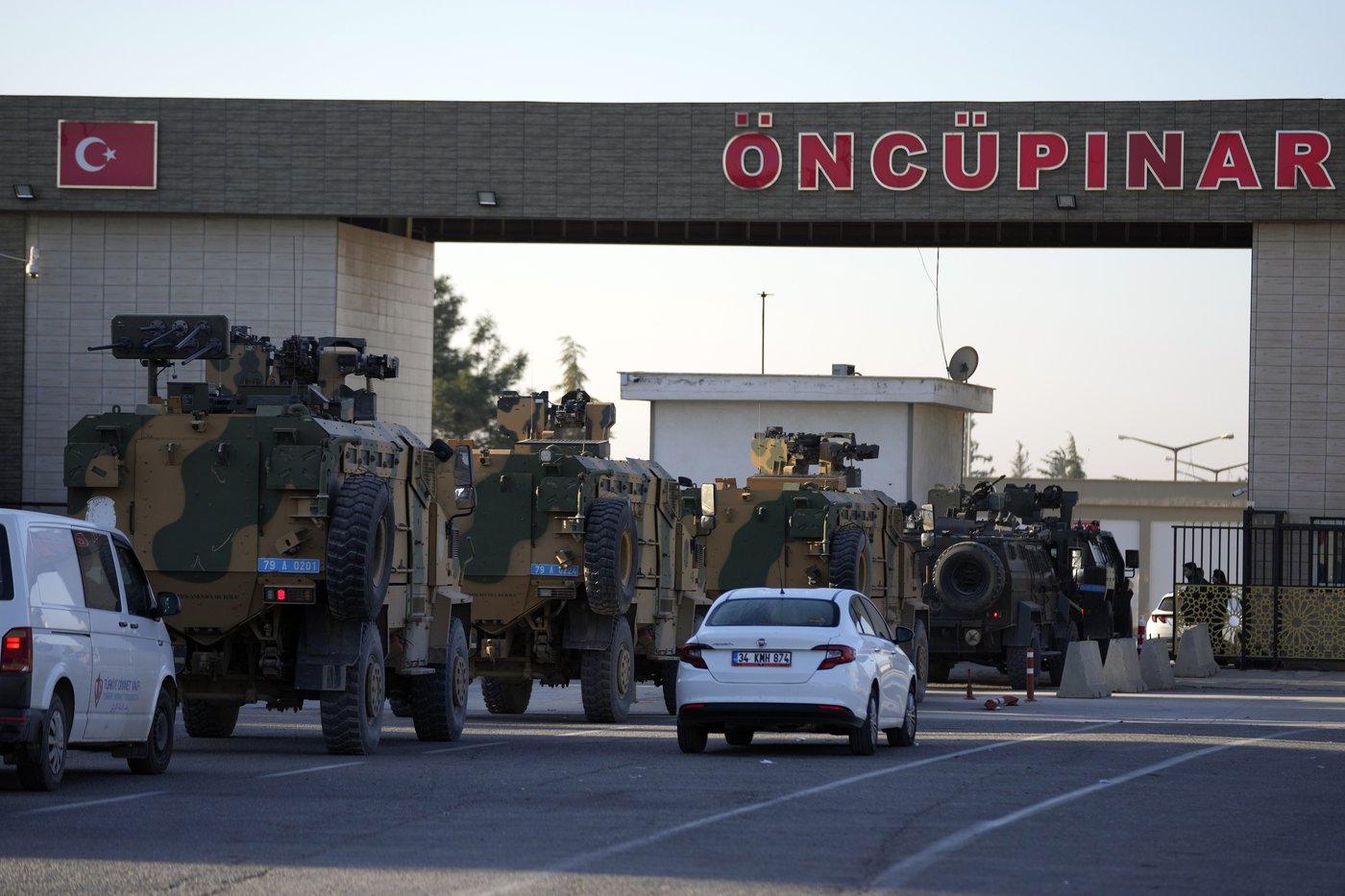 Syrian government services come to a 'complete halt' as state workers stay home after rebel takeover | iNFOnews.ca Syrian government services come to a 'complete halt' as state workers stay home after rebel takeover | iNFOnews.ca