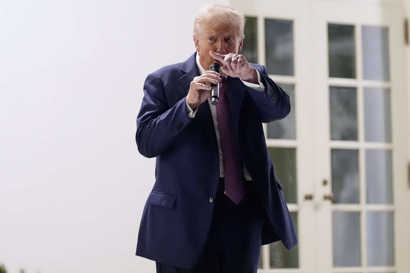 Trump threatens Chicago with apocalyptic force and Pritzker calls him a 'wannabe dictator' | iNFOnews.ca