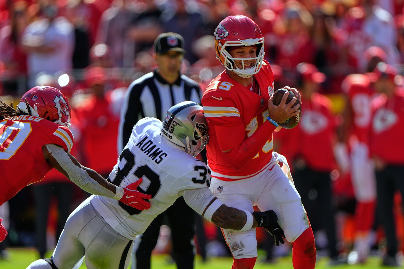 Raiders' Maxx Crosby leaves game after low block by Chiefs' Noah Gray | iNFOnews.ca Raiders' Maxx Crosby leaves game after low block by Chiefs' Noah Gray | iNFOnews.ca