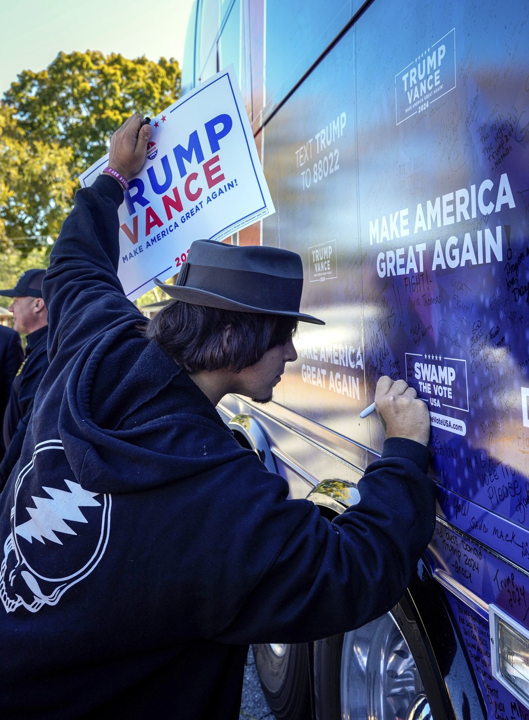 In North Carolina, Trump and Harris navigate a hurricane and a rollercoaster governor's race | iNFOnews.ca