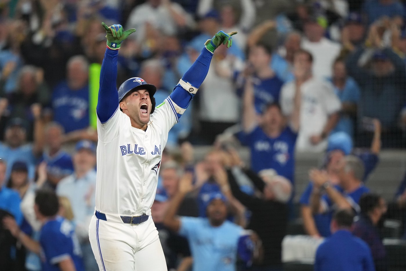 Toronto Blue Jays advance to World Series with 4-3 win over Seattle Mariners | iNFOnews.ca