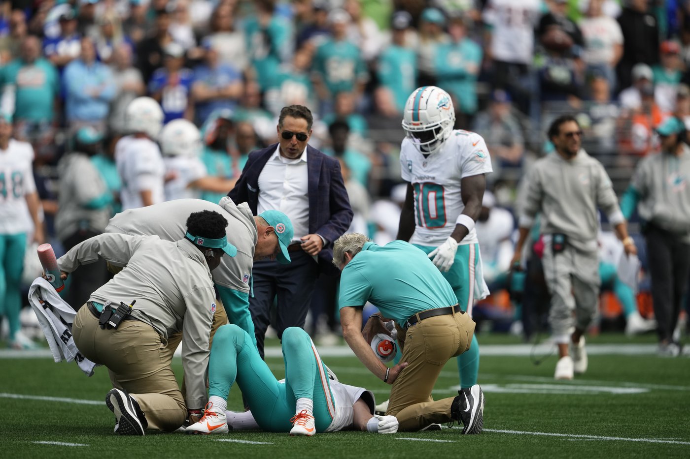 Dolphins dealing with another QB injury after Skylar Thompson leaves in the 2nd half vs. Seahawks | iNFOnews.ca Dolphins dealing with another QB injury after Skylar Thompson leaves in the 2nd half vs. Seahawks | iNFOnews.ca
