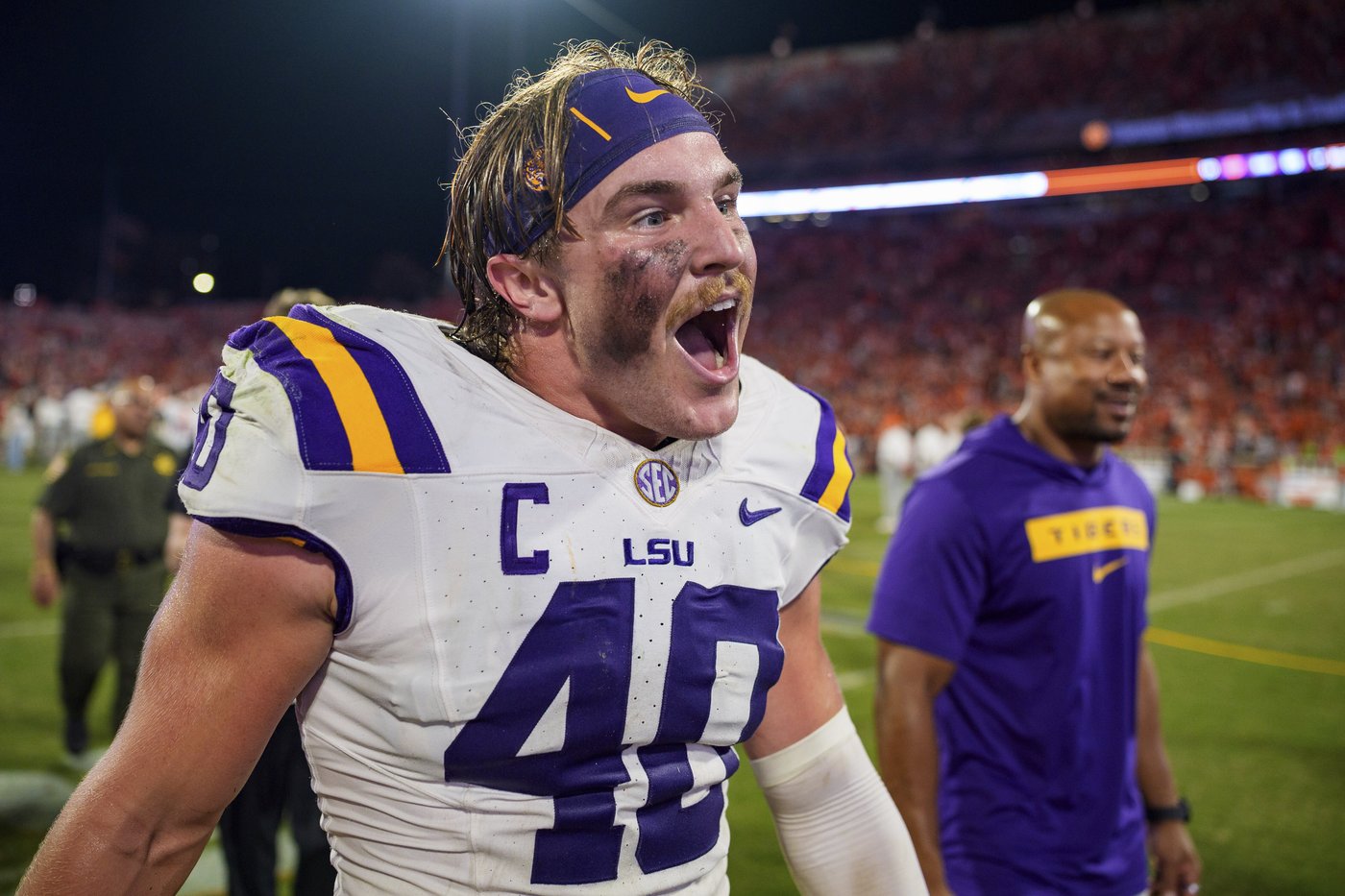 LSU star linebacker Whit Weeks ejected against Florida for targeting in the opening minutes | iNFOnews.ca LSU star linebacker Whit Weeks ejected against Florida for targeting in the opening minutes | iNFOnews.ca