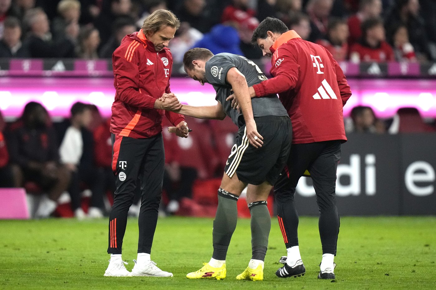 Bayern fretting over Kane's ankle after England star injured against Leverkusen | iNFOnews.ca Bayern fretting over Kane's ankle after England star injured against Leverkusen | iNFOnews.ca