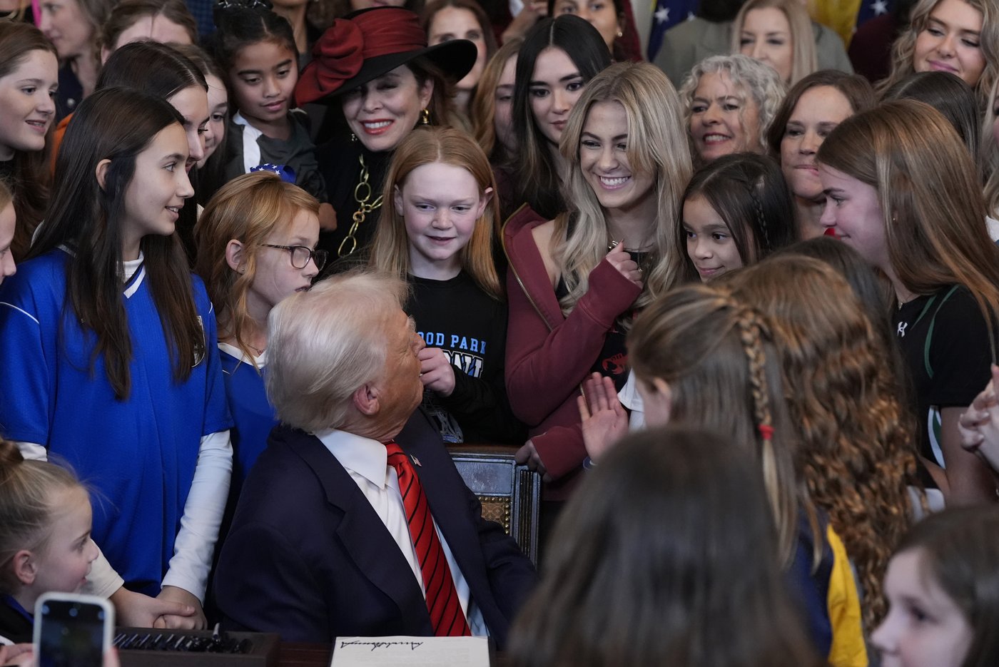 Trump signs executive order intended to bar transgender athletes from girls' and women's sports | iNFOnews.ca