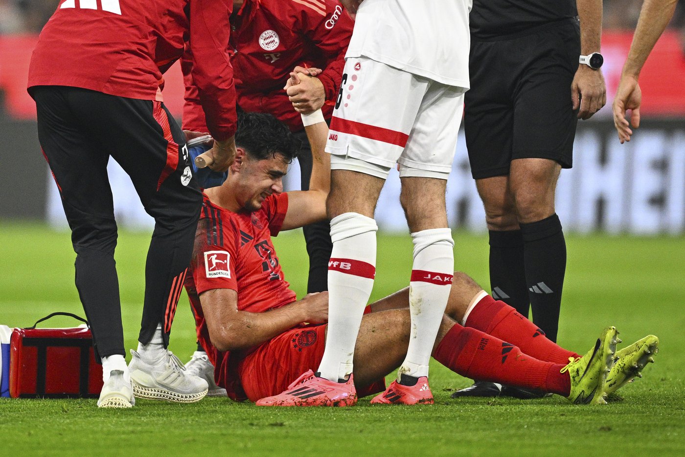 Bayern midfielder Aleksandar Pavlovic undergoes surgery on broken collarbone | iNFOnews.ca Bayern midfielder Aleksandar Pavlovic undergoes surgery on broken collarbone | iNFOnews.ca