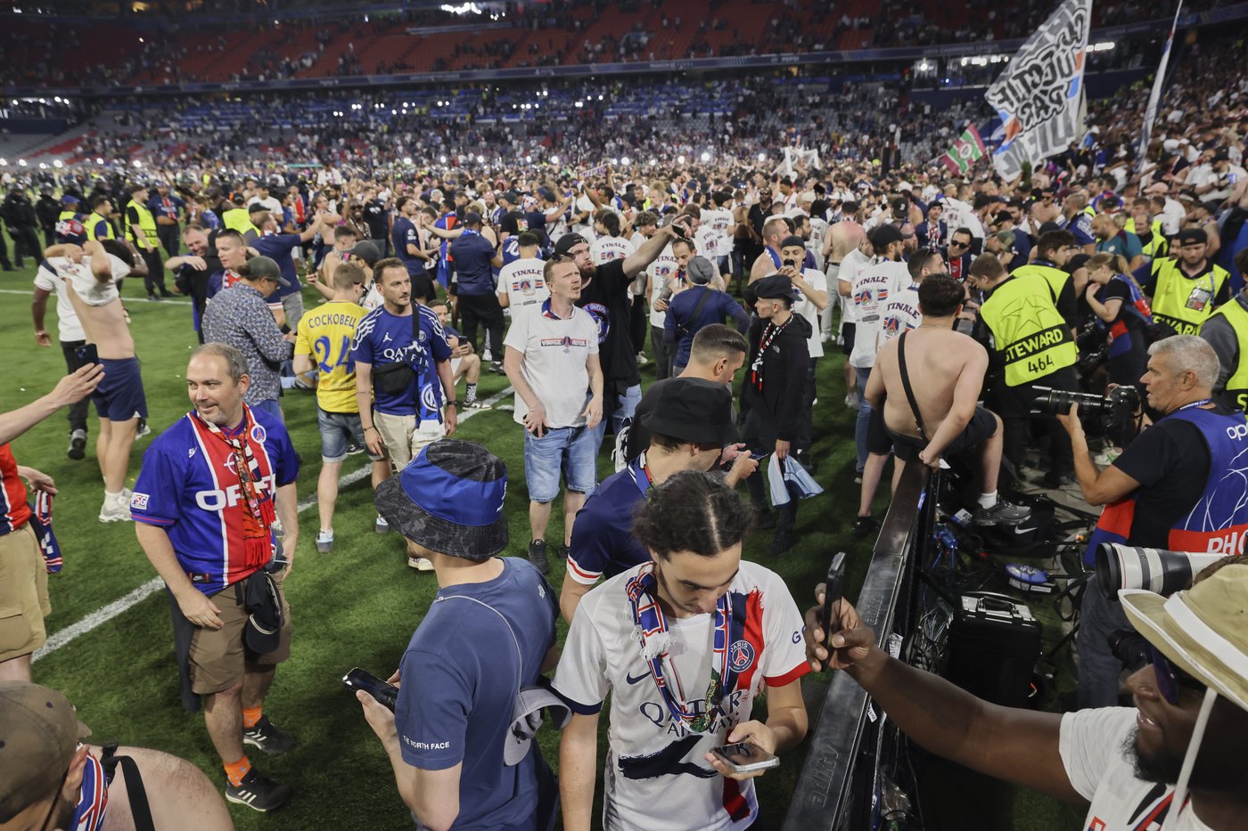 Police have to hold back PSG fans as they try to rush the field after Champions League win | iNFOnews.ca Police have to hold back PSG fans as they try to rush the field after Champions League win | iNFOnews.ca