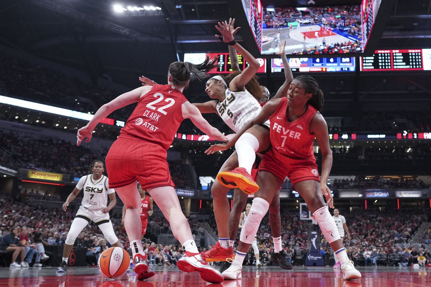 With record crowd watching, Sky get blown out by Fever in first WNBA game at United Center | iNFOnews.ca With record crowd watching, Sky get blown out by Fever in first WNBA game at United Center | iNFOnews.ca