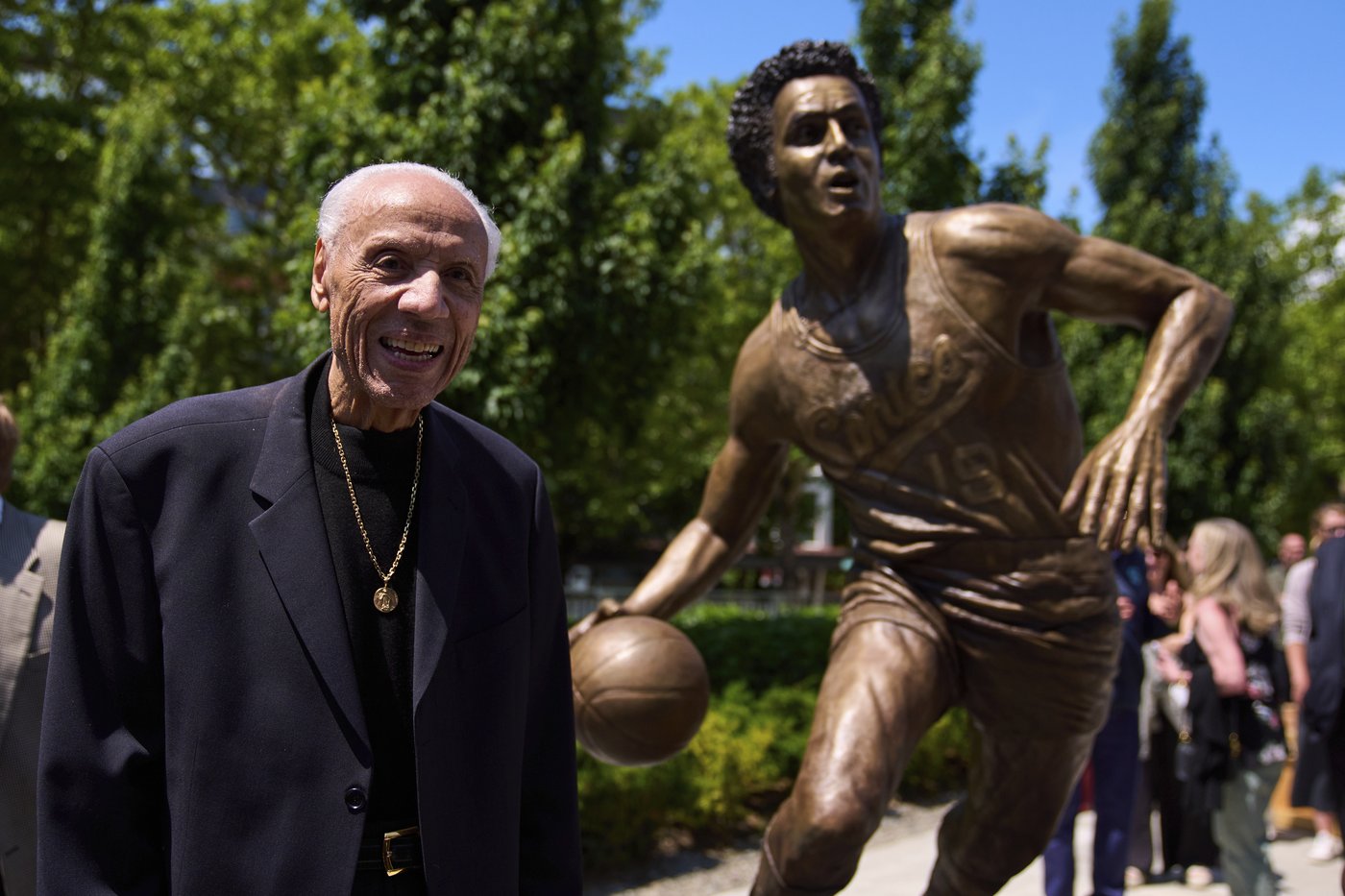 Lenny Wilkens has statue unveiled outside Seattle arena where he led SuperSonics to NBA title | iNFOnews.ca