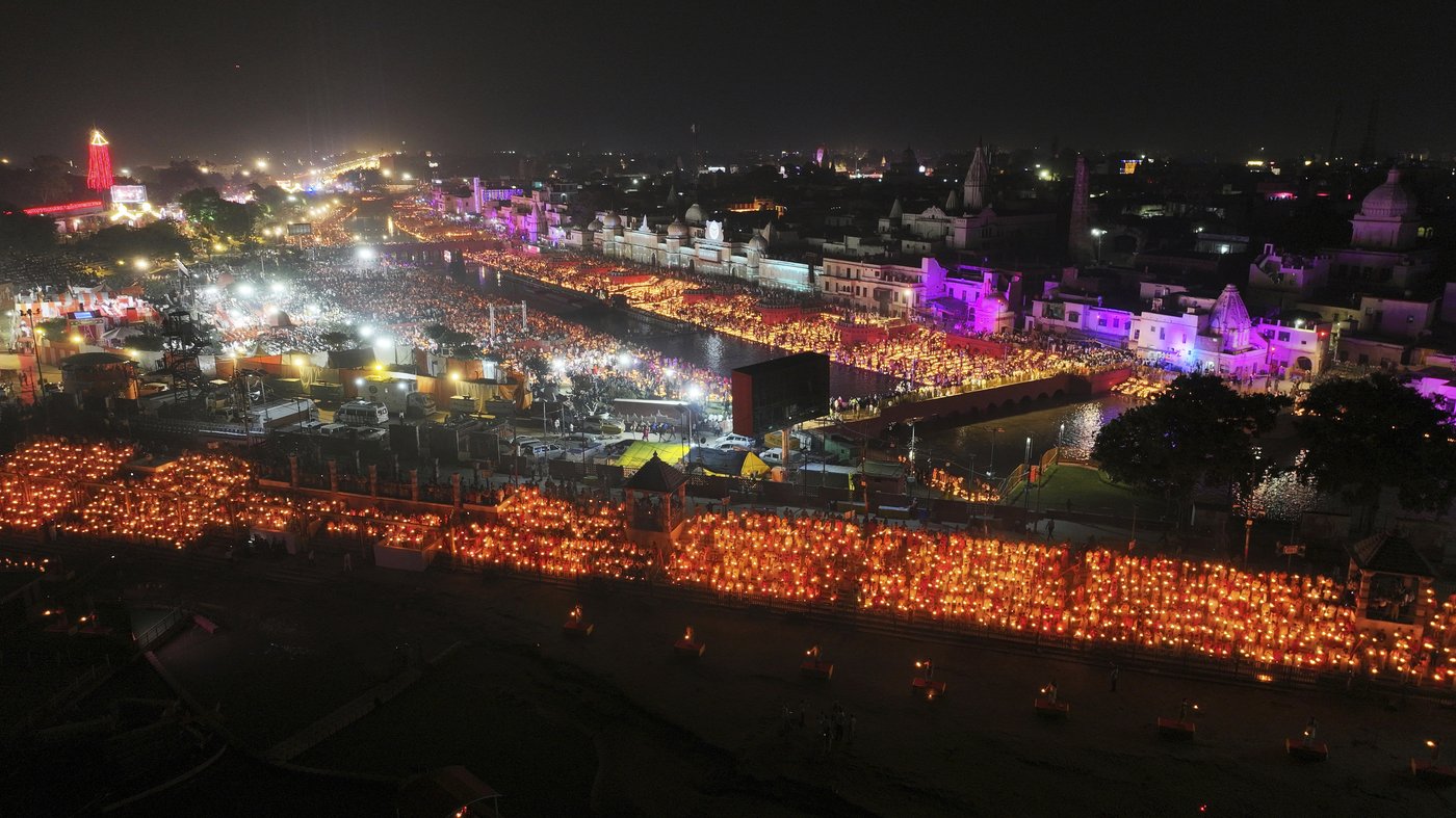 Indians celebrate Diwali by lighting a record number of clay lamps | iNFOnews.ca