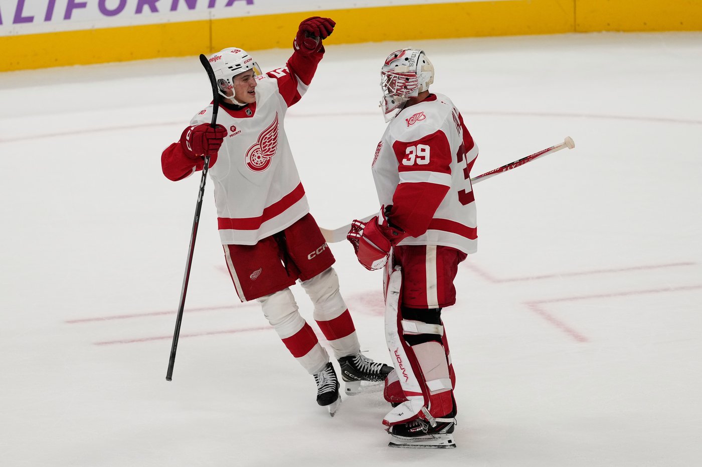 James van Riemsdyk's shootout goal lifts Red Wings over Sharks 3-2 | iNFOnews.ca James van Riemsdyk's shootout goal lifts Red Wings over Sharks 3-2 | iNFOnews.ca