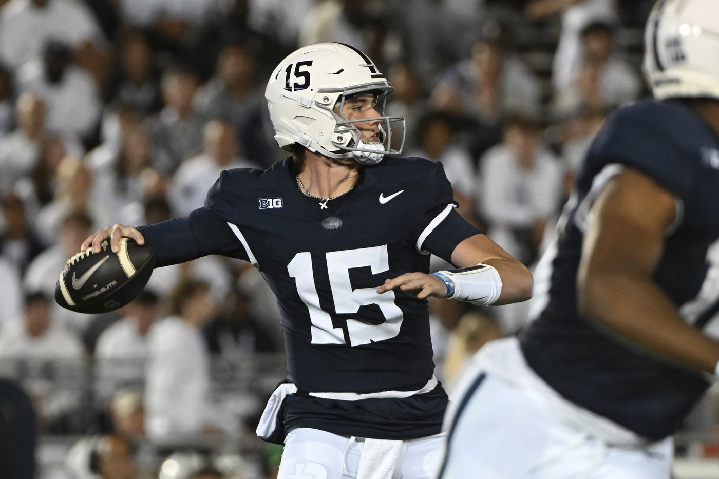 Singleton, Allen score TDs as No. 9 Penn State beats No. 19 Illinois 21-7 | iNFOnews.ca Singleton, Allen score TDs as No. 9 Penn State beats No. 19 Illinois 21-7 | iNFOnews.ca