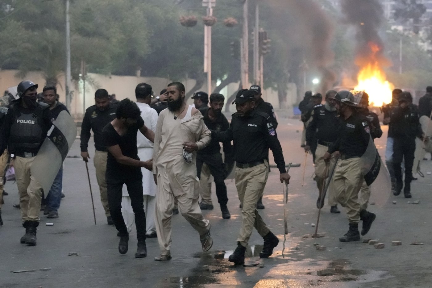 Pakistani police fire tear gas and charge protesters in Karachi | iNFOnews.ca Pakistani police fire tear gas and charge protesters in Karachi | iNFOnews.ca