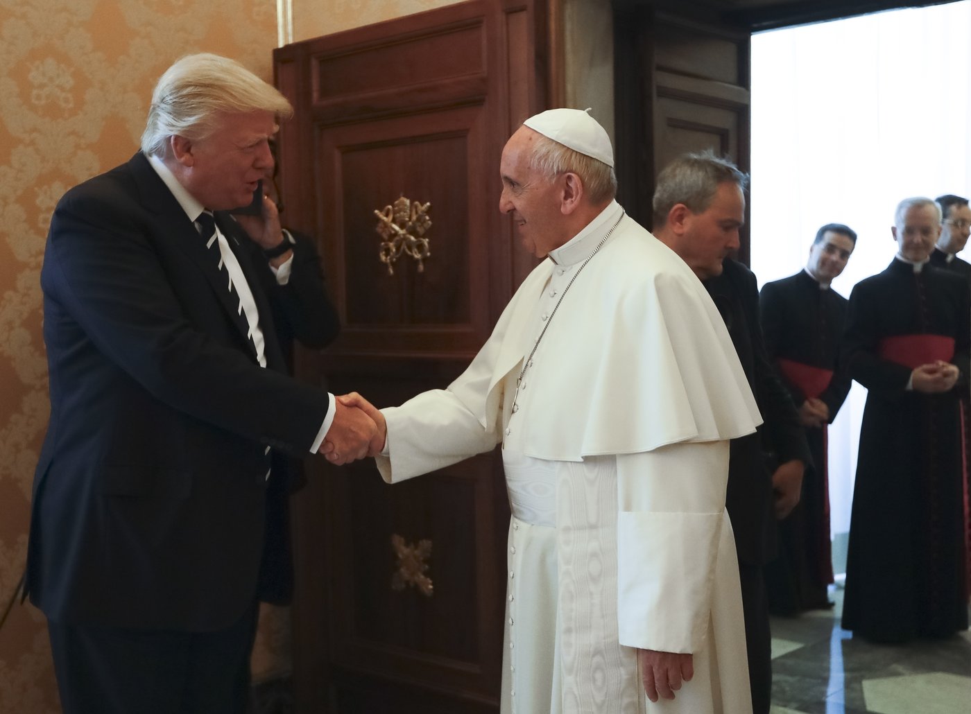 Trump draws criticism with AI image of himself as the pope ahead of the papal conclave | iNFOnews.ca
