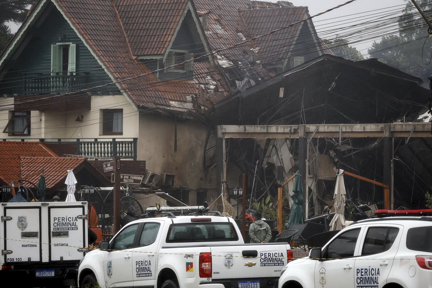 At least 10 are killed as a small plane crashes into a Brazilian town popular with tourists | iNFOnews.ca At least 10 are killed as a small plane crashes into a Brazilian town popular with tourists | iNFOnews.ca