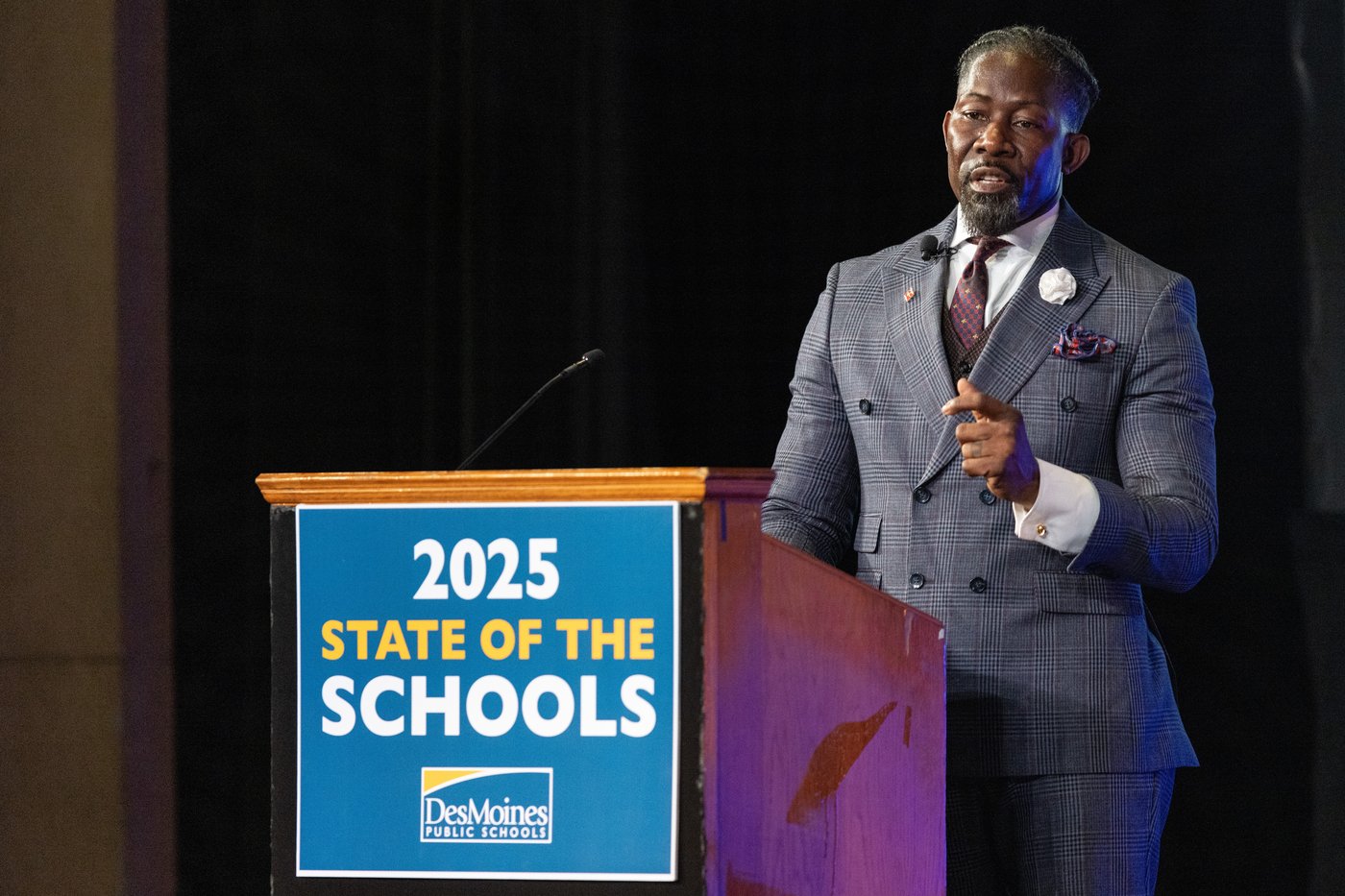 Iowa superintendent detained by ICE falsely claimed he was a US citizen, indictment says | iNFOnews.ca