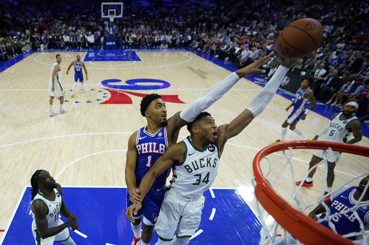 Lillard and Antetokounmpo power Bucks past short-handed 76ers 124-109 | iNFOnews.ca