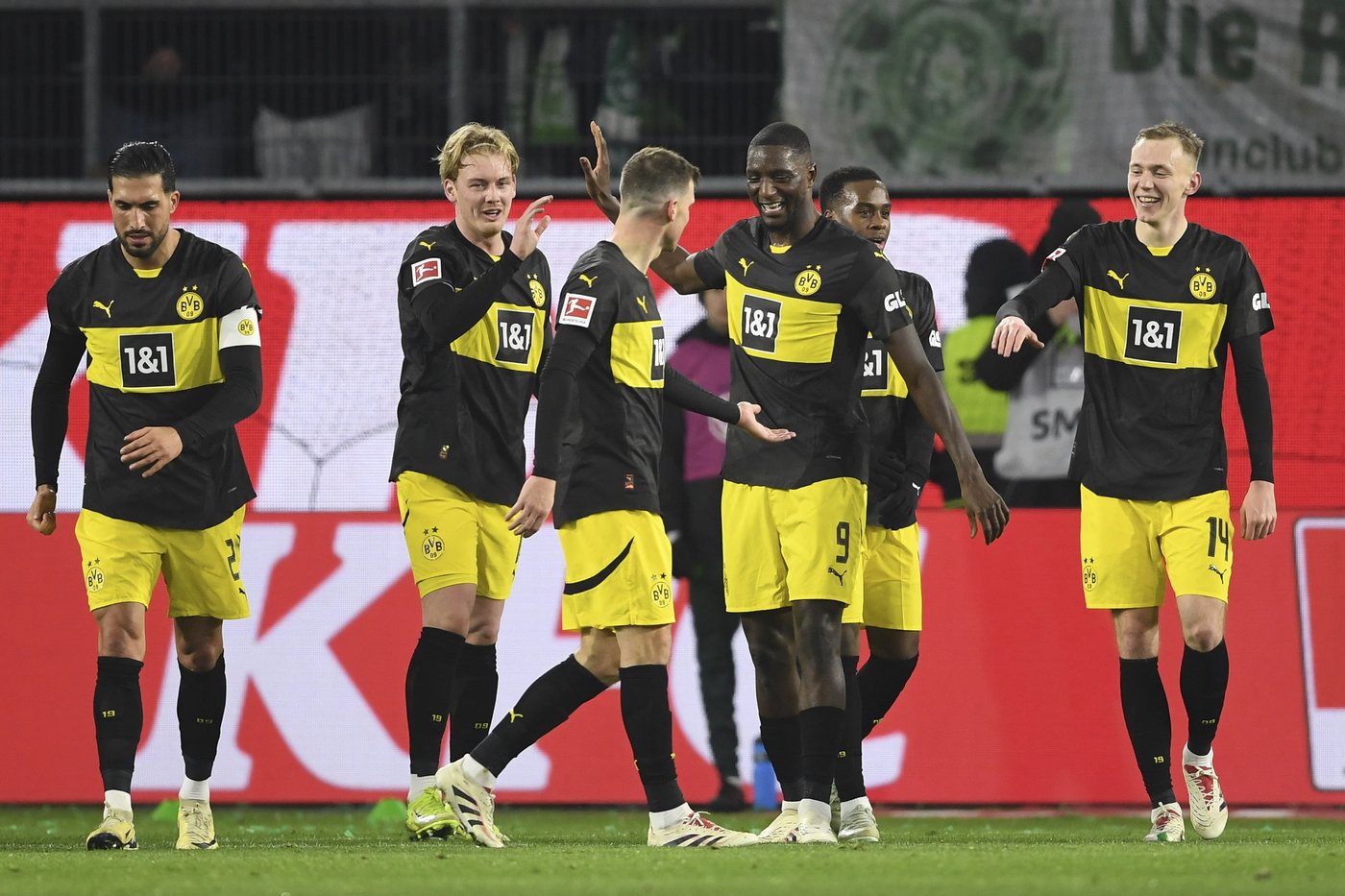 Dortmund holds on with 10 men for 1st away win in Bundesliga | iNFOnews.ca