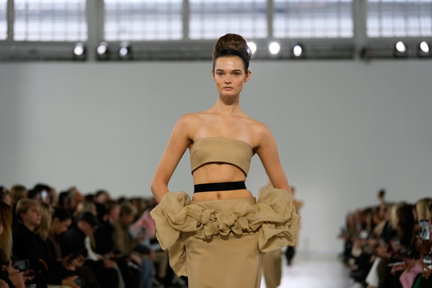 Max Mara responds to rising global tensions and temperatures with lightness on Milan runway | iNFOnews.ca Max Mara responds to rising global tensions and temperatures with lightness on Milan runway | iNFOnews.ca