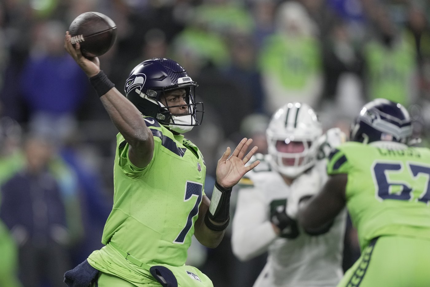 Seahawks QB Geno Smith exits with knee injury against Green Bay and will undergo testing | iNFOnews.ca