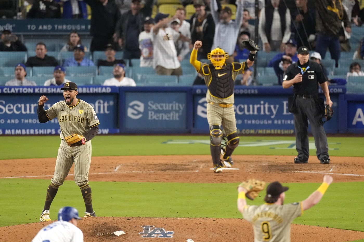 Padres turn triple play to clinch playoff spot with 4-2 win over Dodgers | iNFOnews.ca Padres turn triple play to clinch playoff spot with 4-2 win over Dodgers | iNFOnews.ca