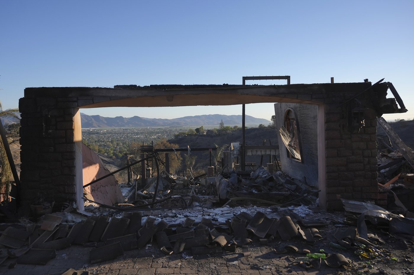 Southern California firefighters gain ground over wildfire thanks to decreased winds | iNFOnews.ca Southern California firefighters gain ground over wildfire thanks to decreased winds | iNFOnews.ca