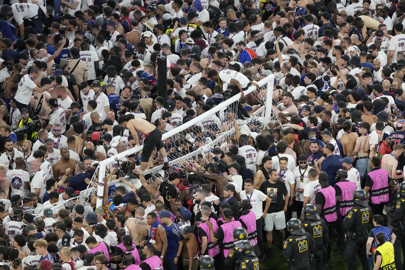 Paris Saint-Germain fined for fans' misconduct and 'UEFA mafia' flag at Champions League final | iNFOnews.ca