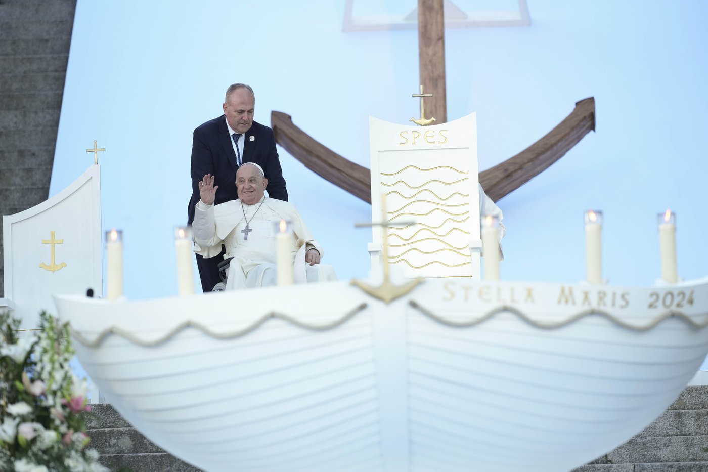 Pope Francis makes 1st papal visit to France's Corsica awash in expressions of popular piety | iNFOnews.ca