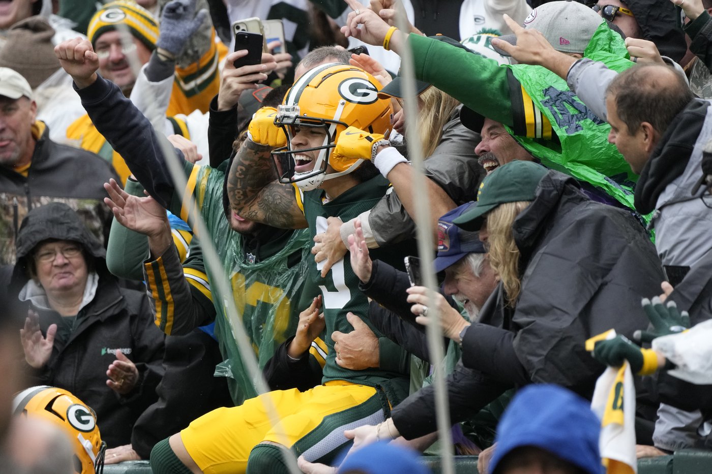 Doubs catches 2 TD passes in his return from a suspension to help Packers rout Cardinals 34-13 | iNFOnews.ca Doubs catches 2 TD passes in his return from a suspension to help Packers rout Cardinals 34-13 | iNFOnews.ca