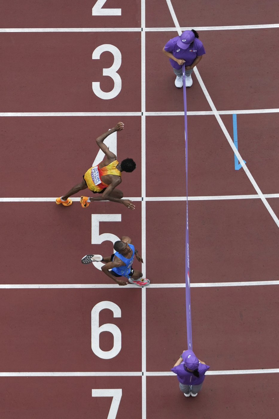 Marathon at worlds takes weird twists: a false start, a near wrong turn and, finally, a photo finish | iNFOnews.ca Marathon at worlds takes weird twists: a false start, a near wrong turn and, finally, a photo finish | iNFOnews.ca