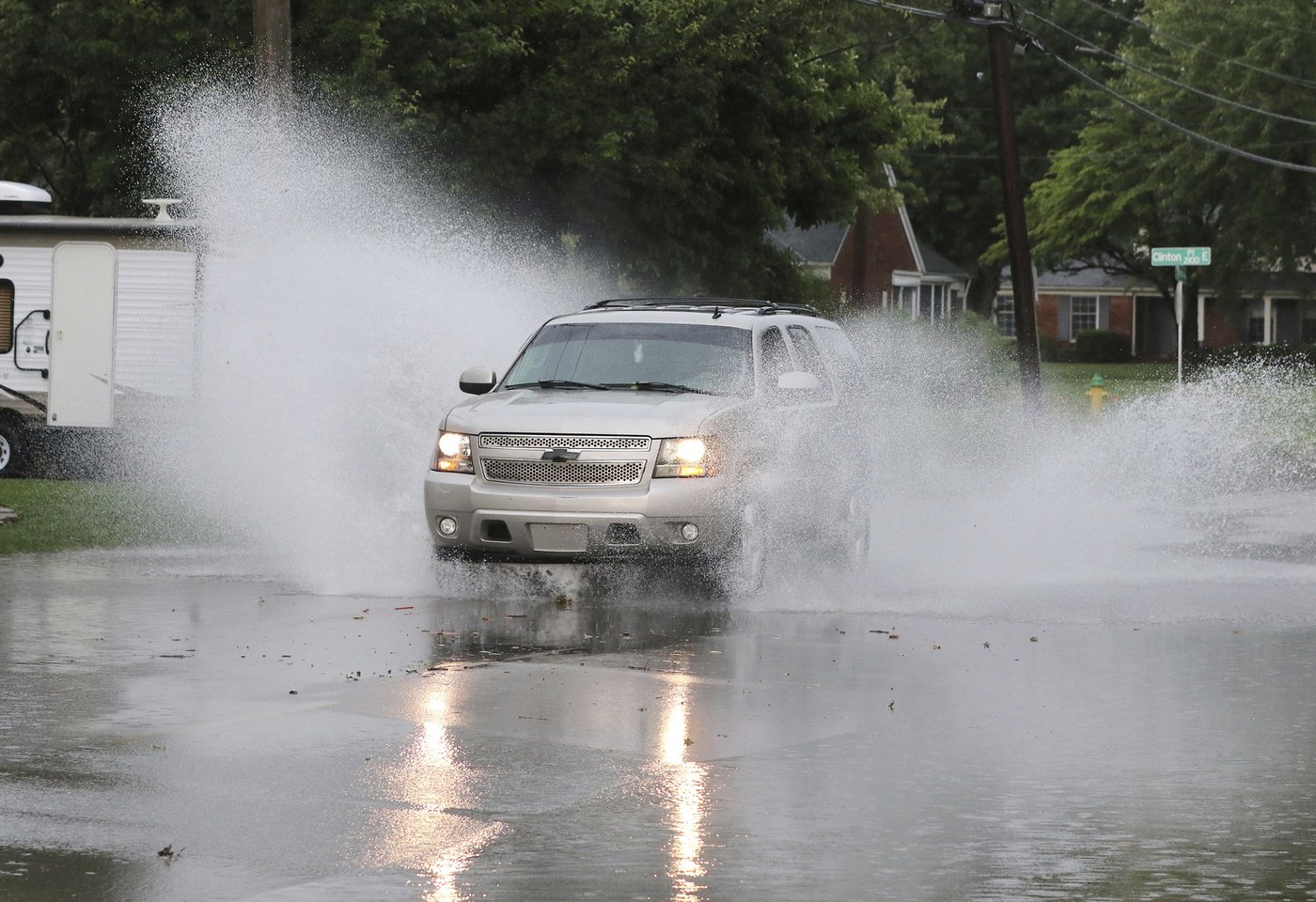 At least 2 people killed as storms push through South | iNFOnews.ca