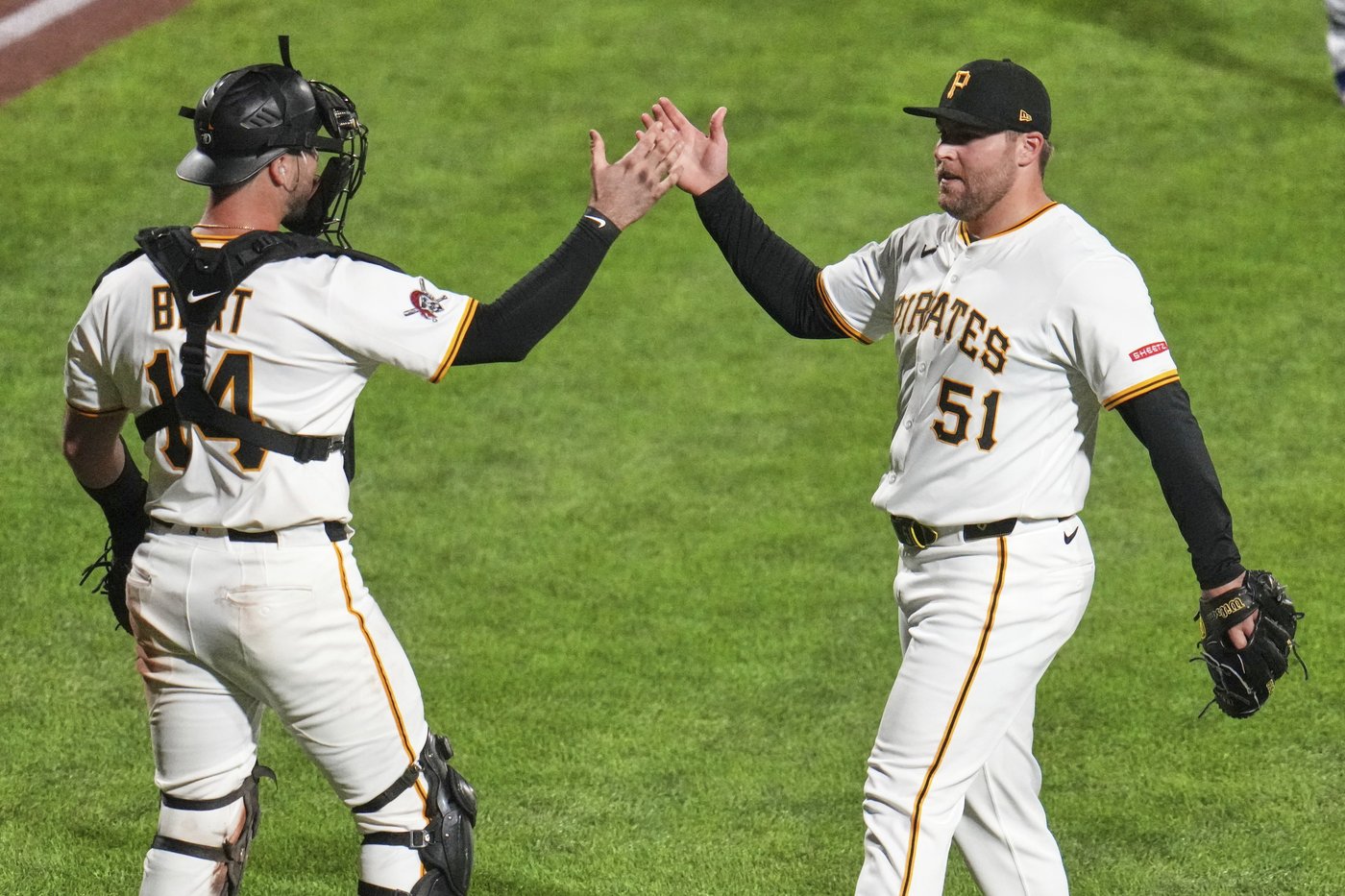 McCutchen's two-run double lifts Pirates over Cubs 4-3 as fan falls from 21-foot Clemente Wall | iNFOnews.ca McCutchen's two-run double lifts Pirates over Cubs 4-3 as fan falls from 21-foot Clemente Wall | iNFOnews.ca