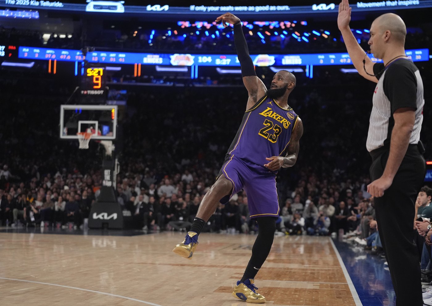 LeBron triple-double leads Lakers over Knicks 128-112 | iNFOnews.ca LeBron triple-double leads Lakers over Knicks 128-112 | iNFOnews.ca