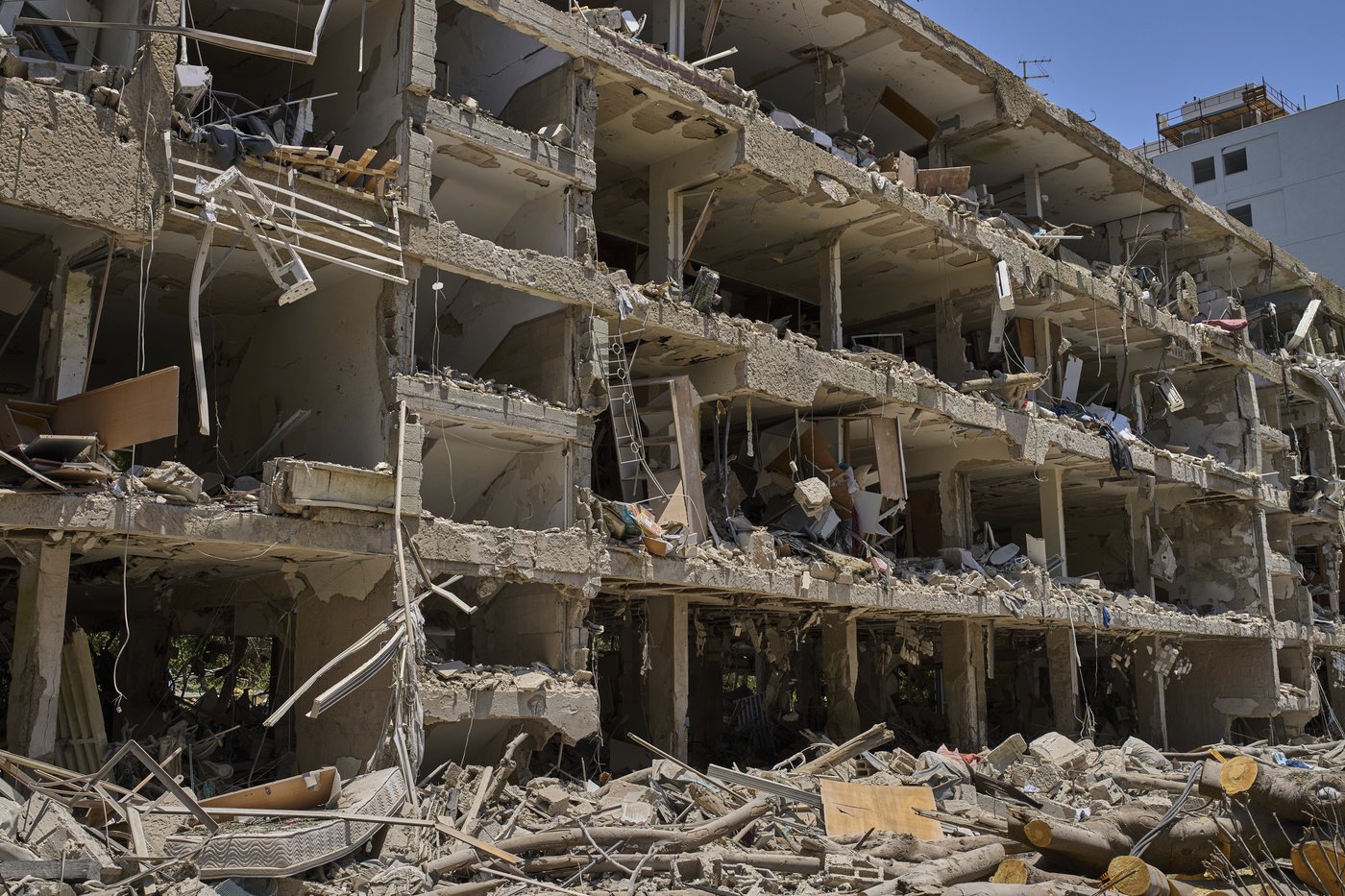 Iranian missile fired after US strikes causes heavy damage but few injuries in Tel Aviv | iNFOnews.ca Iranian missile fired after US strikes causes heavy damage but few injuries in Tel Aviv | iNFOnews.ca