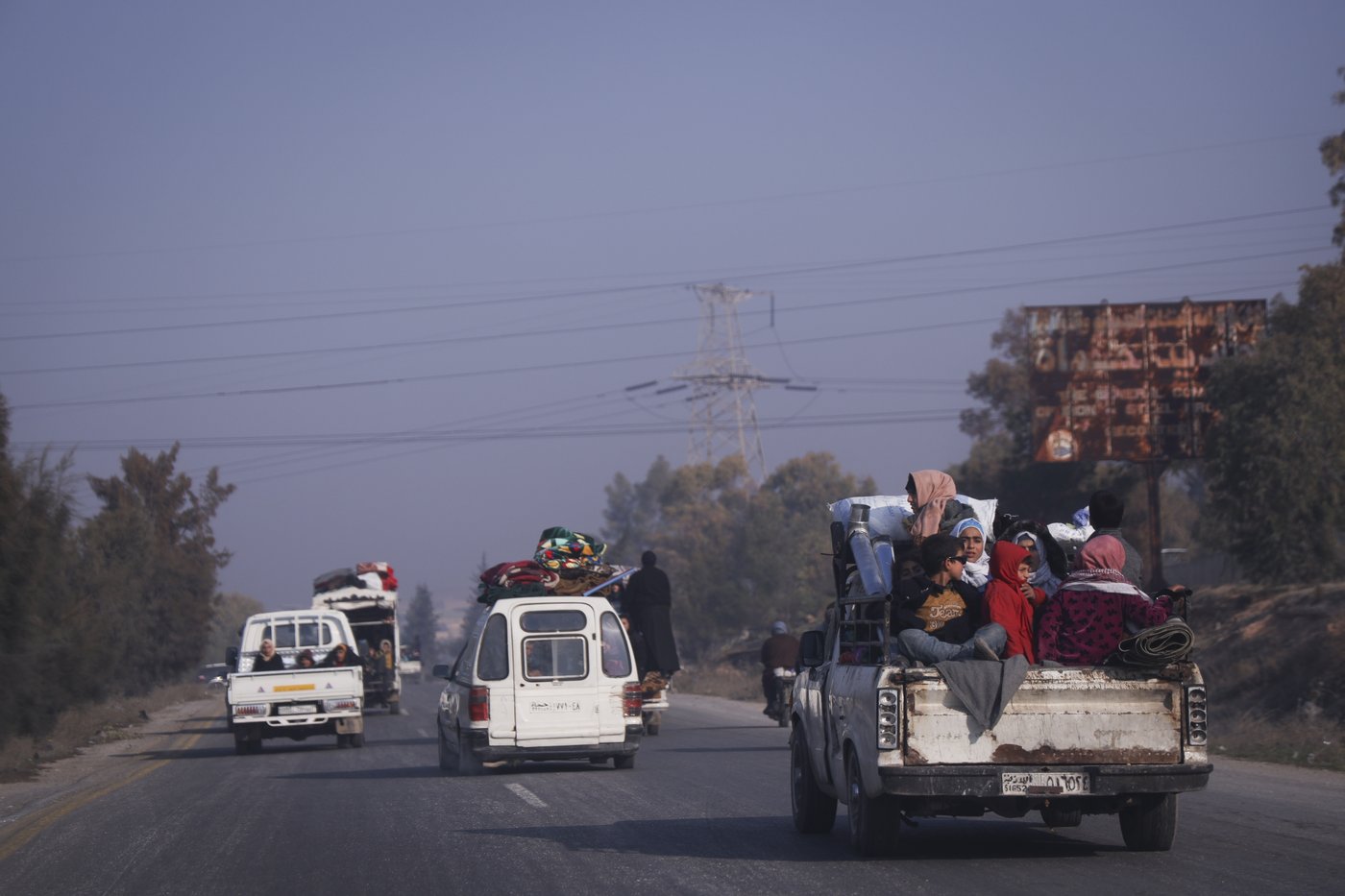 Thousands flee as Syrian insurgents advance to the doorstep of the country's third-largest city | iNFOnews.ca