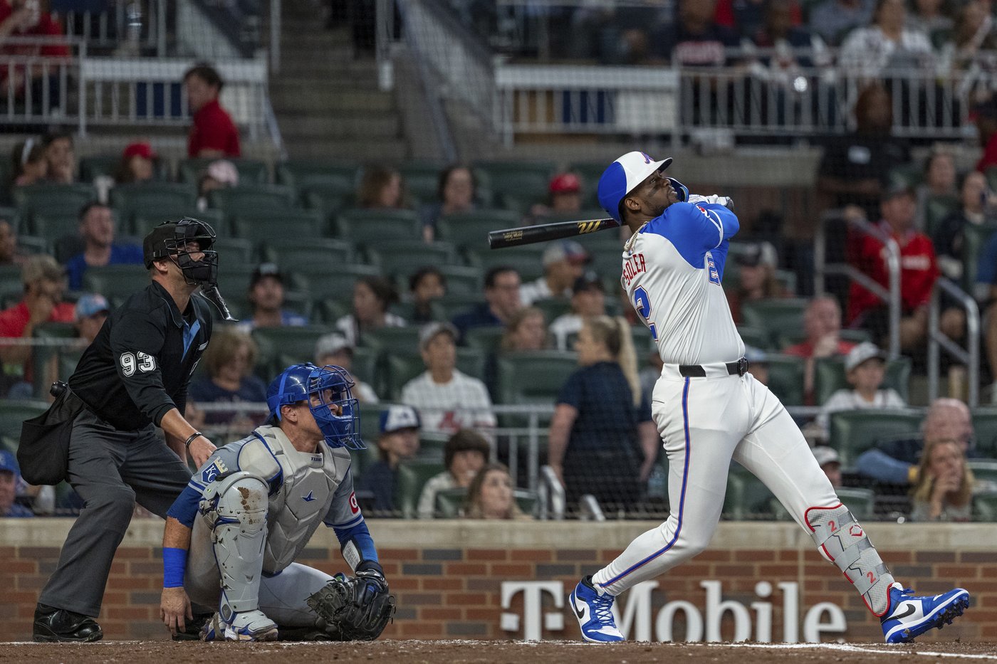 D'Arnaud hits a walk-off homer as Braves keep up their playoff push with a 2-1 win over Royals | iNFOnews.ca