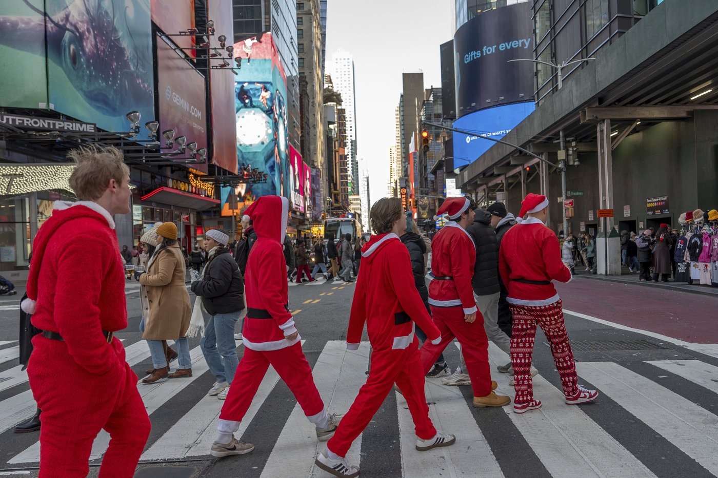 Thousands of Santas and a few Grinches hit the streets for annual SantaCon bar crawls | iNFOnews.ca Thousands of Santas and a few Grinches hit the streets for annual SantaCon bar crawls | iNFOnews.ca