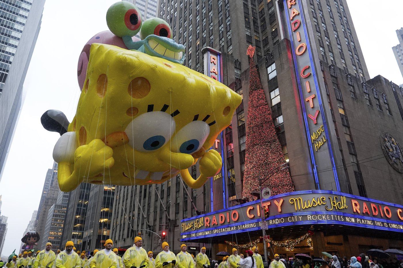Macy’s Thanksgiving Day Parade: Big balloons, wet weather and 21 protesters arrested | iNFOnews.ca