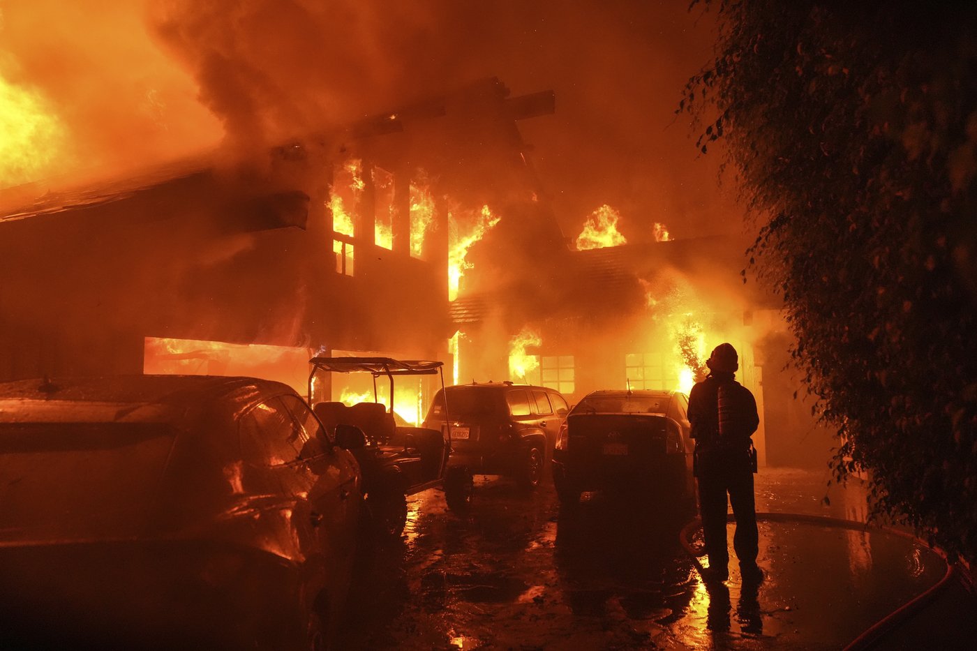 Celebrities and coastal residents flee from wind-driven wildfire in Malibu | iNFOnews.ca