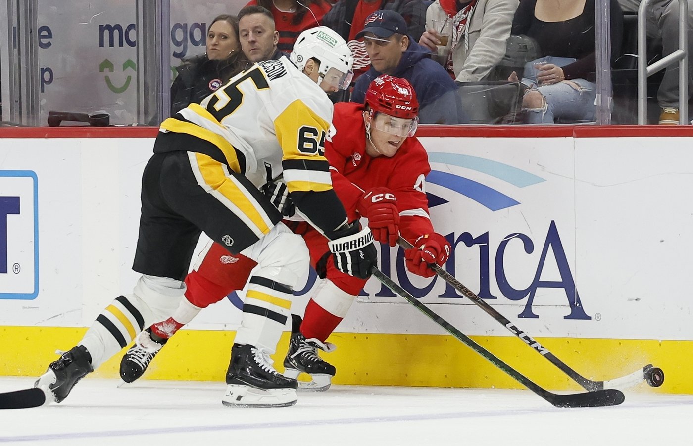 Compher's power-play goal lifts Red Wings past Penguins 4-2 | iNFOnews.ca Compher's power-play goal lifts Red Wings past Penguins 4-2 | iNFOnews.ca