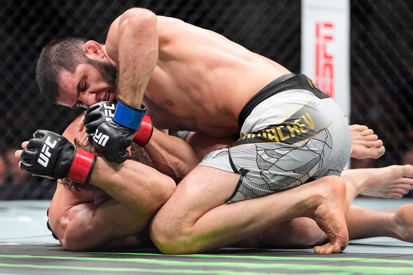 Islam Makhachev wins 170-pound title, ties UFC record with 16th straight victory | iNFOnews.ca